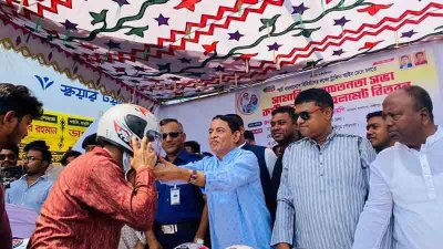 ছাত্রলীগের নেতাকর্মীদের হেলমেট পেলেন বিতরণ করা হচ্ছে