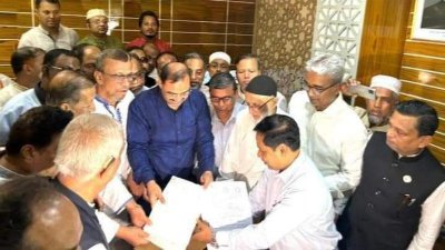 মনোনয়ন জমা দিচ্ছেন নৌকার প্রার্থী