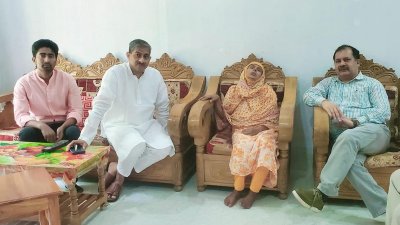 সাংবাদিক শামসুজ্জামান শামসের বাসায় গিয়ে তার মাকে সান্ত্বনা দেন বিএনপির দুই নেতা
