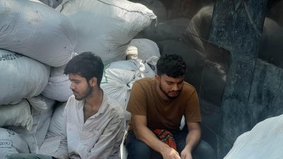 ১৫ লাখ টাকার ক্ষতি মাথায় নিয়ে হতাশ বসে আছেন লিমন ও ইমন