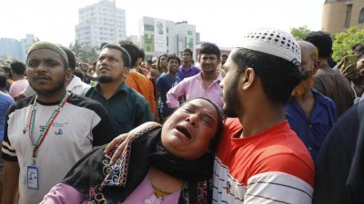 ব্যবসায়ী, তাদের পরিবার, ভুক্তোভোগীদের আহাজারিতে ভারী হয়ে উঠেছে বঙ্গবাজারের পরিবেশ