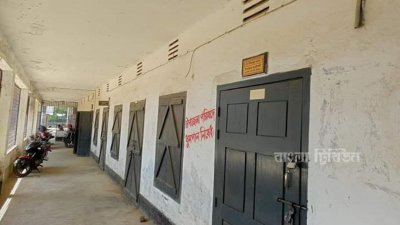 ঘটনার প্রতিবাদে অফিস কক্ষে তালা ঝুলিয়ে দুই ঘণ্টার বেশি সময় ধরে কর্মবিরতি পালন