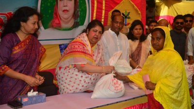 ঈদুল ফিতর উপলক্ষে কাপড়সহ খাদ্যসামগ্রী বিতরণ করেন স্পিকার ড. শিরীন শারমিন চৌধুরী