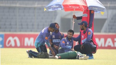 তীব্র গরমে ঢাকা প্রিমিয়ার লিগ খেলছেন ক্রিকেটাররা।