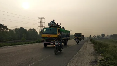 স্বাভাবিক গতিতেই চলছে যানবাহন