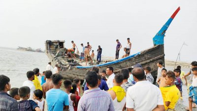কক্সবাজার শহরের নাজিরারটেক সমুদ্র উপকূলে ট্রলার থেকে ১০ জনের লাশ উদ্ধার