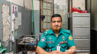 ঢামেকে নিজের দফতরে পুলিশ ইন্সপেক্টর বাচ্চু মিয়া (ছবি: সাজ্জাদ হোসেন)