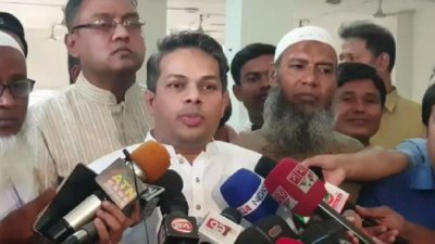 মনোনয়নপত্র জমা দেওয়া শেষে সাংবাদিকদের সঙ্গে কথা বলেছেন সরকার শাহ নূর ইসলাম রনি