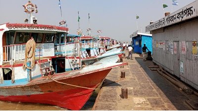 দৌলতদিয়া ঘাটে নোঙর করা লঞ্চ