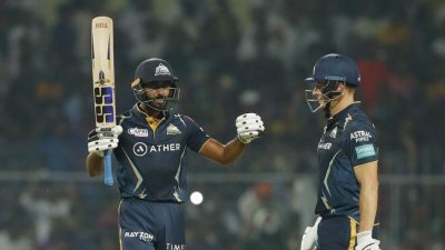 কলকাতাকে হারিয়ে শীর্ষে গুজরাট