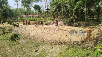 আশ্রয়ণ প্রকল্পের সড়ক সংস্কারে এই ঘটনা ঘটেছে