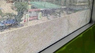 মেট্রোরেলের ক্ষতিগ্রস্ত কাচ