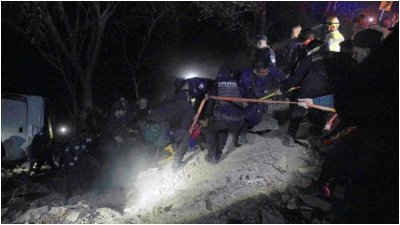বাসটি রাস্তা থেকে প্রায় ৪৯ ফুট গভীরে পড়ে যায়। ছবি: নিউ ইয়র্ক পোস্ট