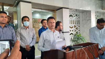 দুদকের প্রধান কার্যালয়ে ব্রিফ করছেন সংস্থার সচিব মো. মাহবুব হোসেন