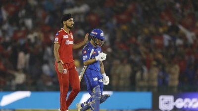ম্যাচসেরা ইনিংস খেলে সাজঘরে ফিরছেন ইশান।