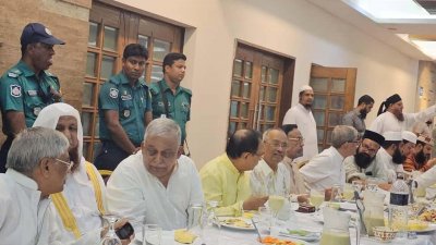 এক টেবিলে খেতে বসেছেন বিভিন্ন রাজনৈতিক দলের নেতা