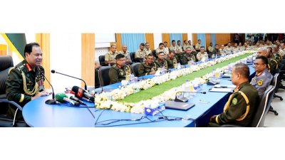 যশোর সেনানিবাসে সিগন্যাল ট্রেনিং সেন্টার অ্যান্ড স্কুলে অধিনায়ক সম্মেলনে প্রধান অতিথির বক্তব্য রাখছেন সেনাপ্রধান জেনারেল এস এম শফিউদ্দিন আহমেদ, ছবি: আইএসপিআর