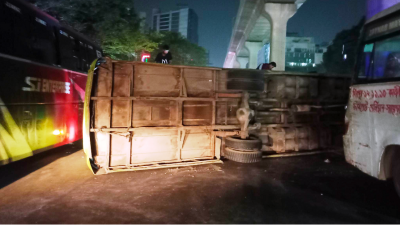 সড়কে উল্টে পড়ে থাকা বিহঙ্গ পরিবহনের বাস, ছবি: সালমান তারেক শাকিল