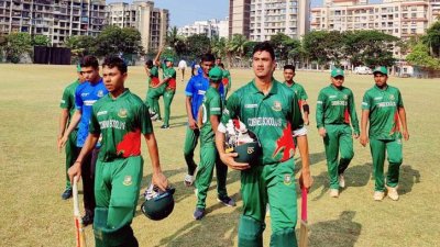 স্কুল ক্রিকেটাররা রঙিন জার্সিতেও দাপট দেখাচ্ছেন