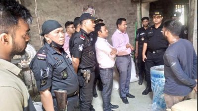 বেগমগঞ্জে নিষিদ্ধ পলিথিন উৎপাদন ও বিক্রি করার দায়ে চার কারখানাকে জরিমানা