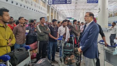 সুদান থেকে প্রত্যাগতদের বিমানবন্দরে স্বাগত জানান রাষ্ট্রদূত মোহাম্মদ জাবেদ পাটোয়ারী