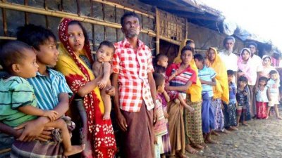 টেকনাফের একটি ক্যাম্পে আশ্রয় নেওয়া রোহিঙ্গা নাগরিক (ফাইল ফটো)