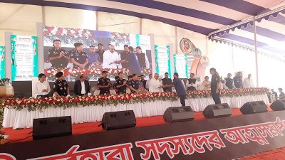 আত্মসমর্পণকারীদের হাতে অনুদান তুলে দিচ্ছেন মন্ত্রী