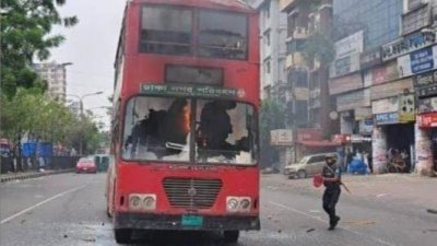 সংঘর্ষের সময় বিআরটিসির বাসটিতে আগুন ধরিয়ে দেওয়া হয়