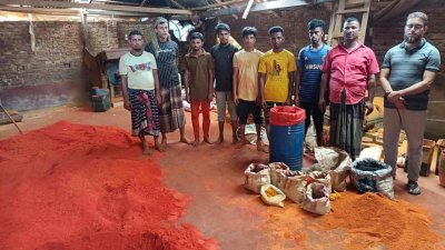 মশলার গুঁড়ায় রঙ মিশিয়ে বিক্রি করা হতো