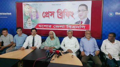সংবাদ সম্মেলনে বিএনপির খুলনার বিভাগীয় নেতারা