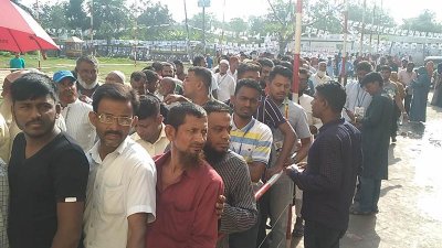 সকাল থেকে কেন্দ্রে কেন্দ্রে ভোটারদের উপস্থিতি ছিল