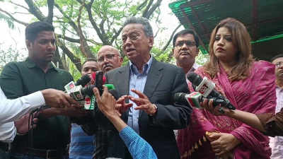 সাংবাদিকদের সঙ্গে কথা বলছেন আমির খসরু মাহমুদ চৌধুরী