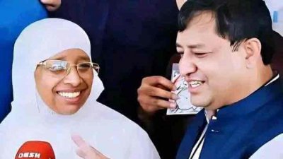 গাজীপুর সিটির নবনির্বাচিত মেয়র জায়েদা খাতুন ও তার ছেলে জাহাঙ্গীর আলম