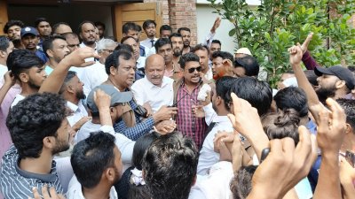 আদালত প্রাঙ্গন থেকে কারাগারে নেওয়া হচ্ছে মহিউদ্দিন আহমেদকে