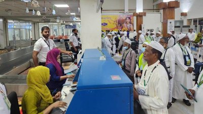 সিলেট ওসমানী আন্তর্জাতিক বিমানবন্দরে হজযাত্রীরা