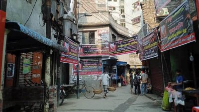 নবাব কাটারায় আগের মতোই সরু রাস্তায় ঝুঁকি নিয়ে চলাচল করেছে পথচারীরা, ব্যবসা করছেন ব্যবসায়ীরা