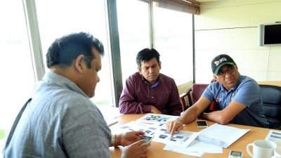 মিরপুর স্টেডিয়ামে আকরাম খান, নিজাম উদ্দিন চৌধুরীর সঙ্গে চন্ডিকা হাথুরুসিংহে- ফাইল ছবি।