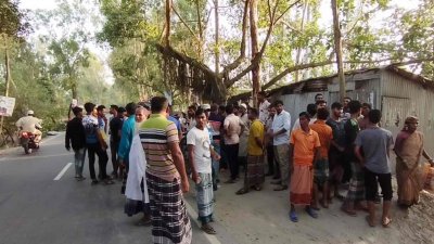 ঘটনাস্থলে স্থানীয়রা
