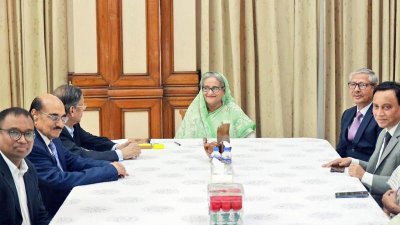 প্রধানমন্ত্রীর সঙ্গে আইনজীবী সমিতির নেতারা (ছবি: ফোকাস বাংলা)