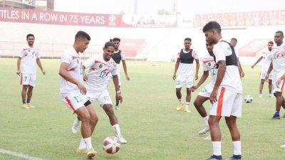 অনুশীলনে ১৭ নম্বর জার্সিধারী বিশ্বনাথ