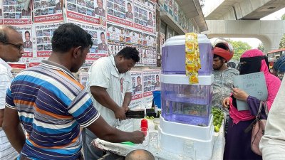 এই গরমে ফুটপাতে লেবুর শরবত ও আখের রস বিক্রি বেড়েছে
