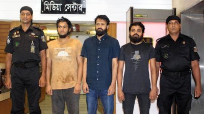 র্যাবের চেকপোস্টে তল্লাশি চালিয়ে তিন জঙ্গি সদস্যকে গ্রেফতার করা হয়