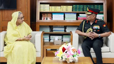প্রধানমন্ত্রী শেখ হাসিনার সঙ্গে সৌজন্য সাক্ষাৎ করেন ভারতীয় সেনাপ্রধান জেনারেল মনোজ পান্ডে ছবি: ফোকাস বাংলা
