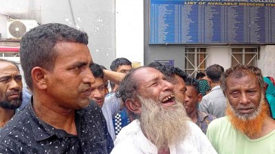 নিহত নির্মাণশ্রমিক সৌরভ আহমদের বাবা সিরাজ নূর
