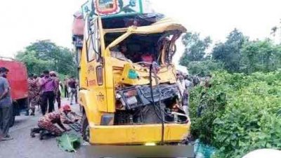 ঘটনাস্থলে ট্রাক