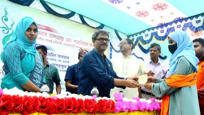 শিক্ষার্থীদের হাতে ক্রেস্ট তুলে দিচ্ছেন পররাষ্ট্র প্রতিমন্ত্রী শাহরিয়ার আলম