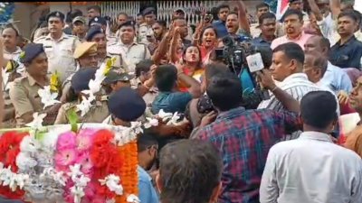 অভিষেক আসার আগেই উত্তপ্ত ঠাকুরবাড়ি চত্বর