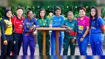টুর্নামেন্টের ট্রফি নিয়ে অন্য অধিনায়কদের সঙ্গে লতা (ডান থেকে তৃতীয়)