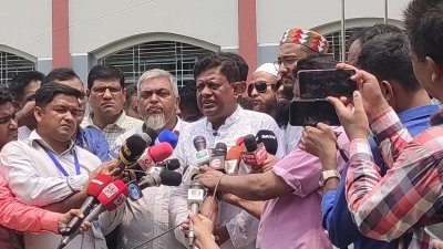 ভোট প্রদান শেষে সাংবাদিকদের সঙ্গে কথা বলছেন জাতীয় পার্টি মনোনীত প্রার্থী মো. শফিকুল ইসলাম মধু