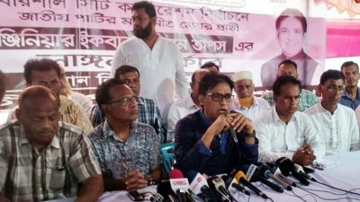 সংবাদ সম্মেলনে বক্তব্য দিচ্ছেন জাতীয় পার্টির মেয়র প্রার্থী প্রকৌশলী ইকবাল হোসেন তাপস